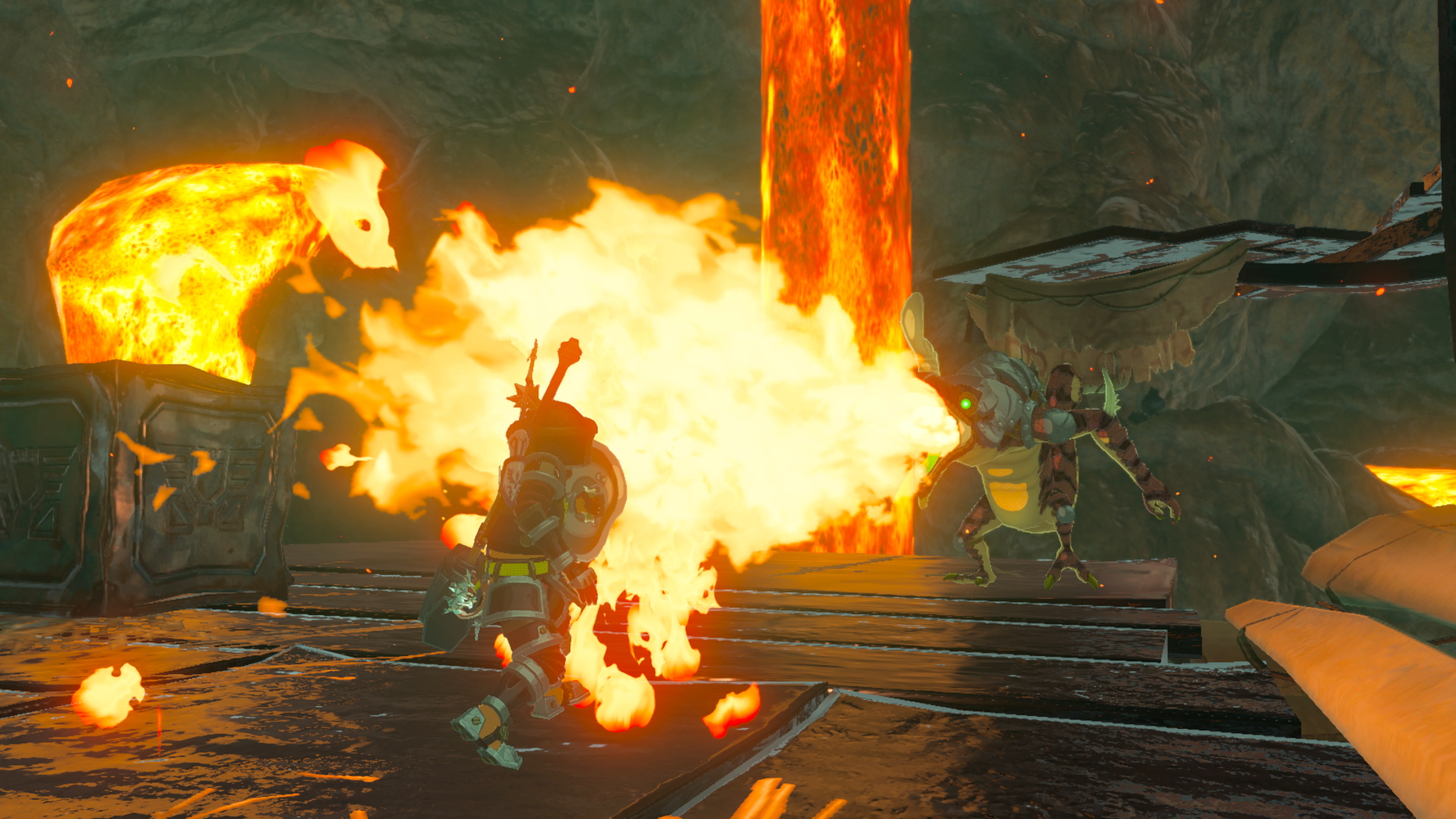 Link utilise une attaque enflammée dans un environnement rocheux.