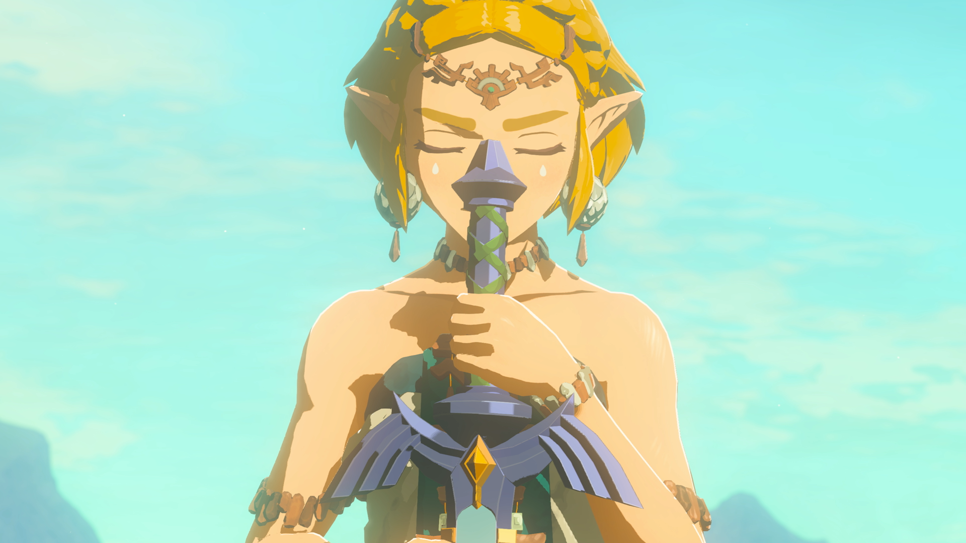 Zelda tient un objet près de son visage, les yeux fermés.