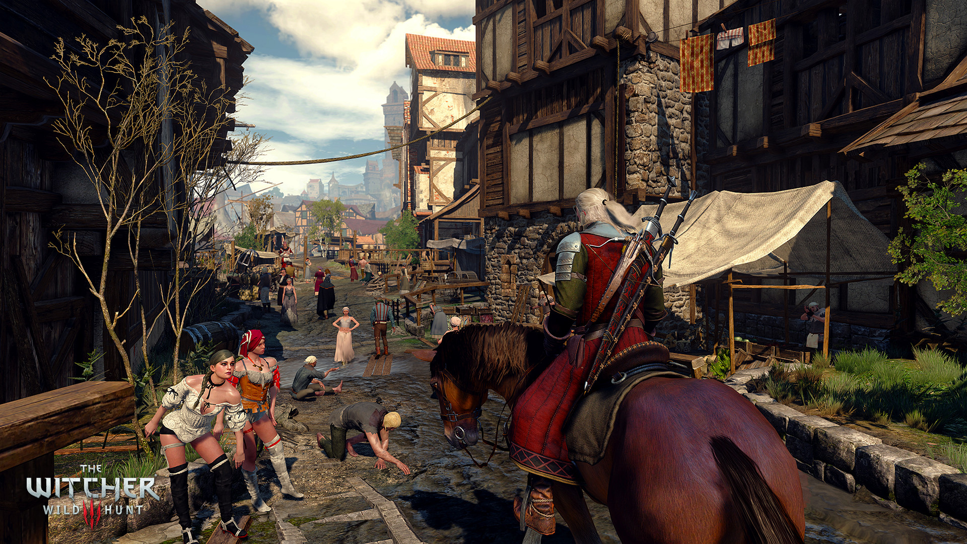 Geralt traverse une rue de Novigrad à cheval.