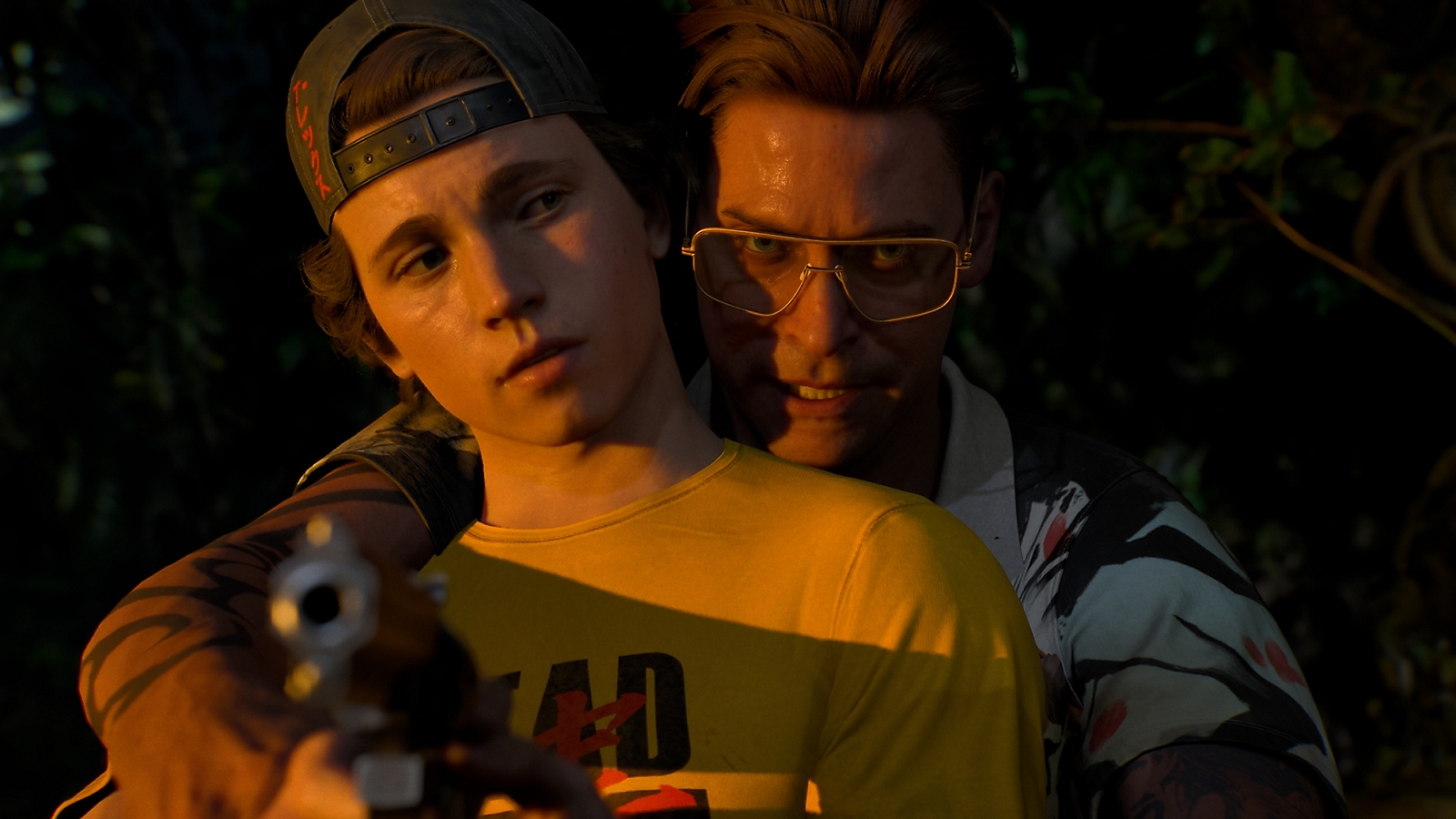 Un homme guide un jeune personnage tenant une arme.