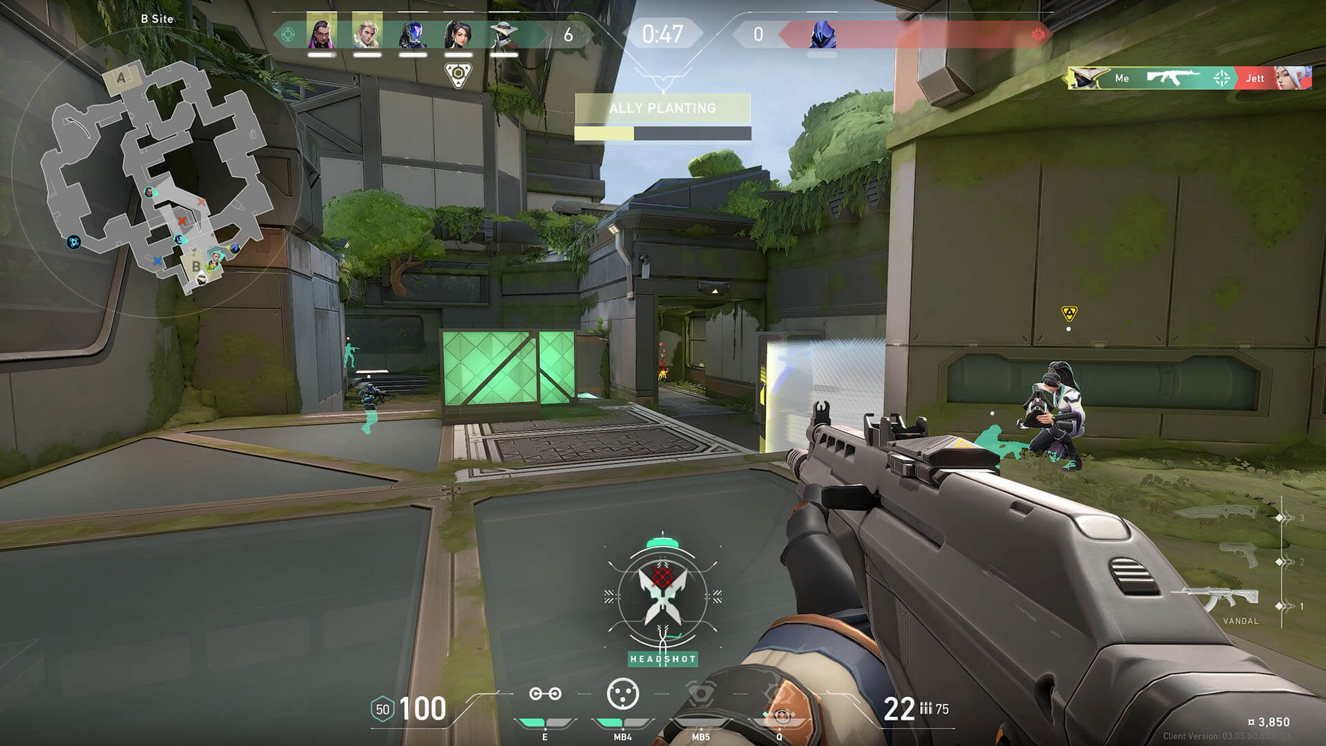 Un joueur vise au fusil dans une cour, avec l’interface affichée.