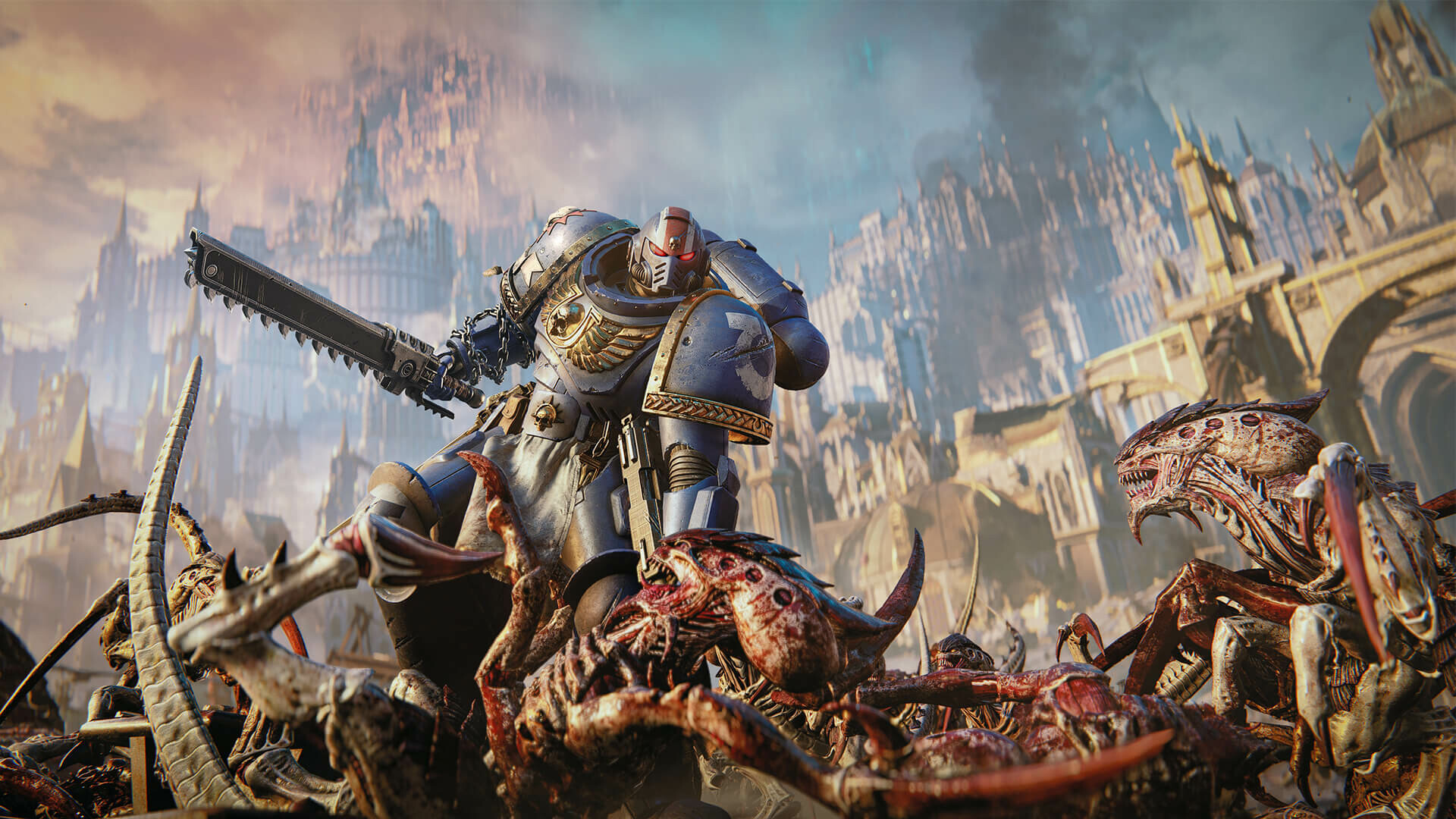 Un Space Marine affronte des créatures à l’épée tronçonneuse.