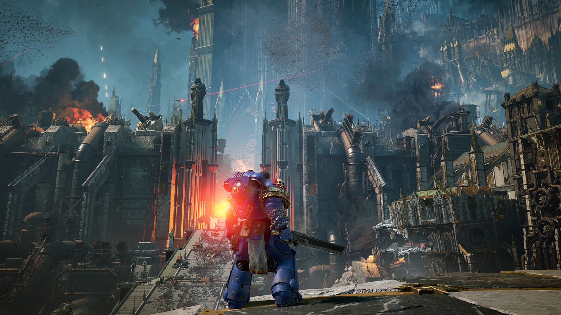 Un Space Marine tire devant une forteresse en flammes.