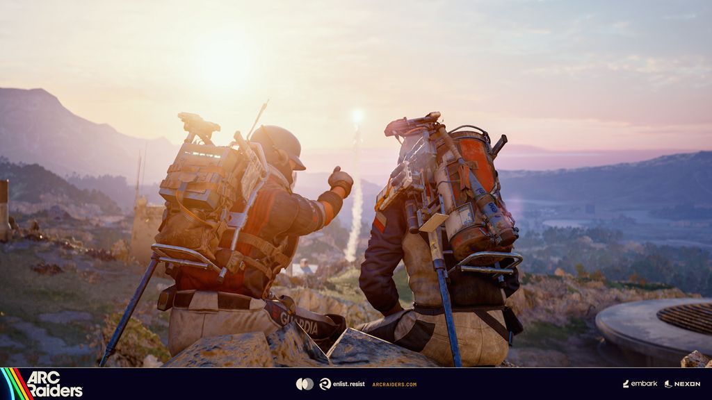 Deux Raiders assis sur un rocher regardent une vallée éclairée par le soleil.